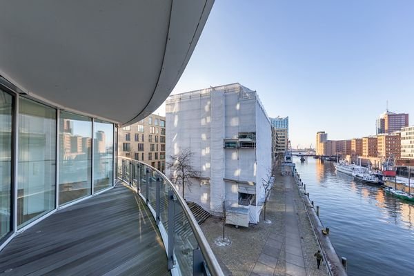 Balkon mit Blick in den Traditionsschiffhafen