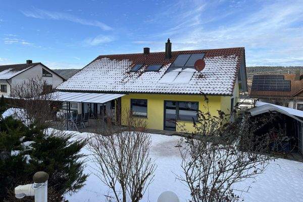 Hausrückseite mit überdachter Terrasse