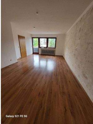 Wohnzimmer mit Zugang zum Balkon