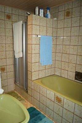 Das Bad im Erdgeschoss mit Wanne und Dusche ... 