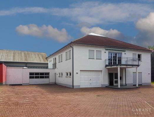 geräumige Garage/Lager links