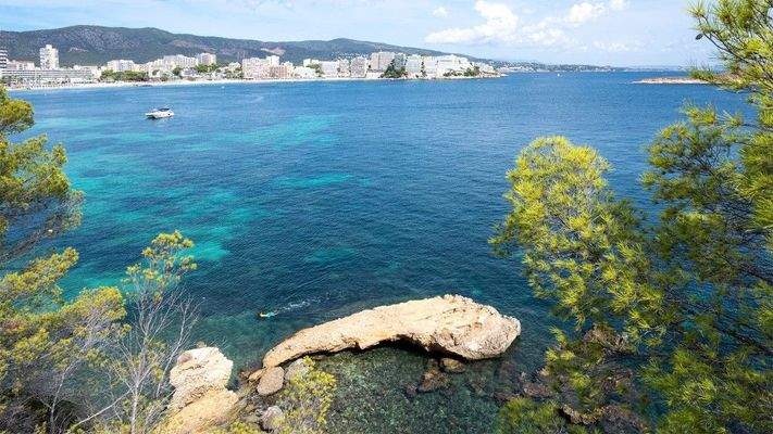 Villa in erster Meereslinie zum Verkauf in Cala Vinyes, Mallorca
