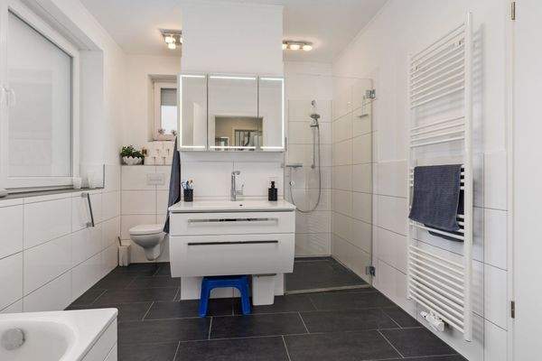 Erdgeschosswohnung: Tageslichtbad 11,89m²