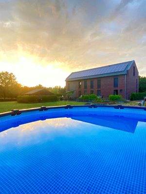 Gartenseite mit Aufstellpool.jpg