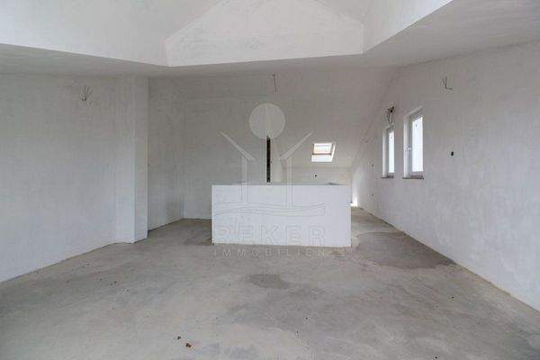 Hier wäre genug Patz für ein großes Sofa und ein moderne Küche