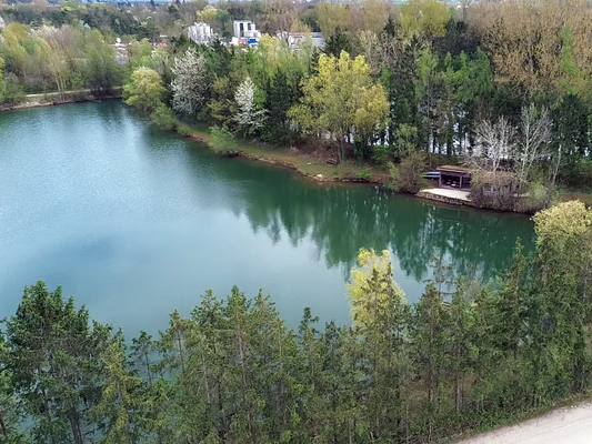 See/Teich von Drohne aus betrachtet
