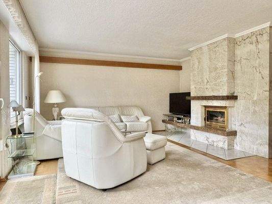 Wohnzimmer mit Blick auf Kamin