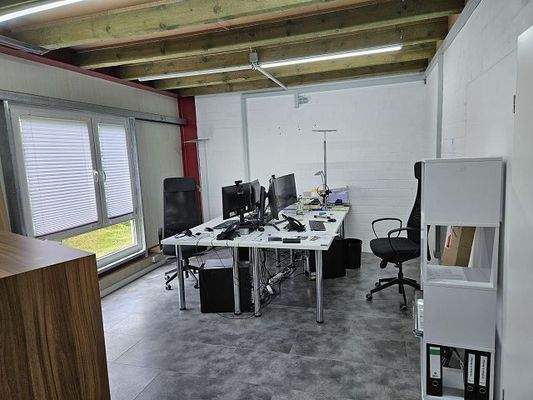 ein Büro mit mehreren Arbeitsplätzen