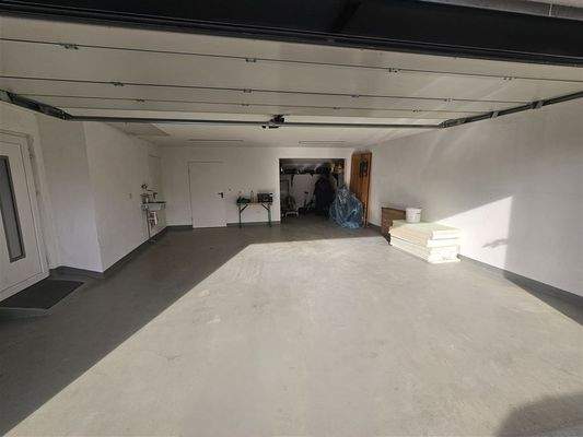 geräumige Garage mit Anbauten