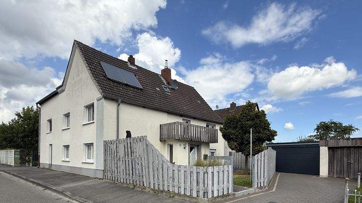 Haus mit Garageneinfahrt