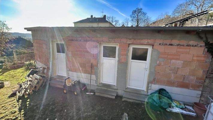 Nebengelass mit Abstellabteilen