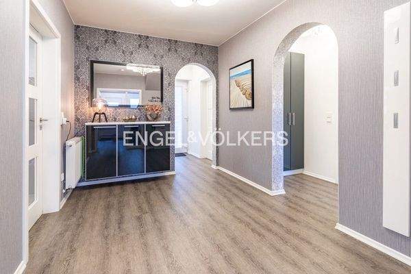 Der Flur ist großzügig geschnitten und besticht durch die runden offenen Türbögen