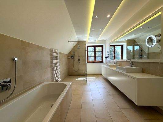 großzügig geschnitten 