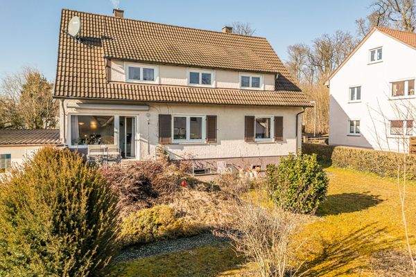 Zweifamilienhaus mit großem Garten