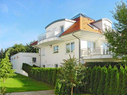 Hausansicht mit Garten und Balkonen