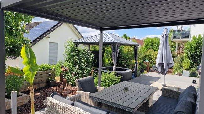 Terrasse mit verstellbarer Pergola