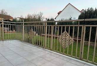 Traumhafte, frisch renovierte Wohnung mit Balkon und eigenem Stellplatz in bester Lage.