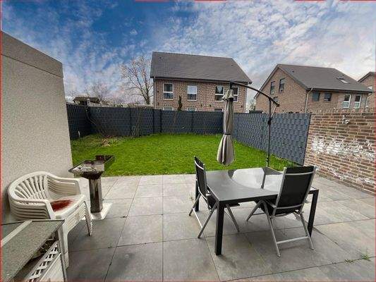 Terrasse mit Blick in den Garten