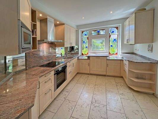 hochwertige Einbauküche mit Elektrogeräten