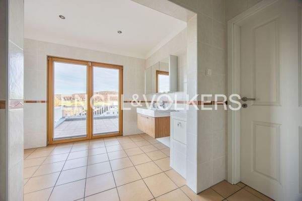 Gemütliches Badezimmer mit Weitblick