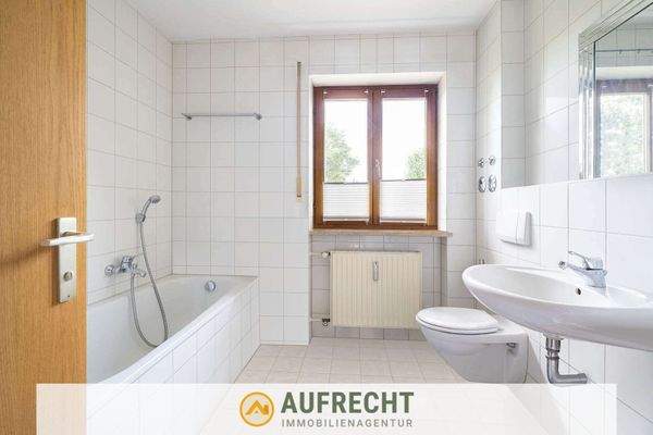 gepflegtes Tageslicht-Badezimmer