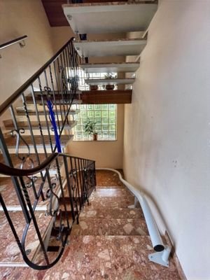 Treppenhaus mit Lift