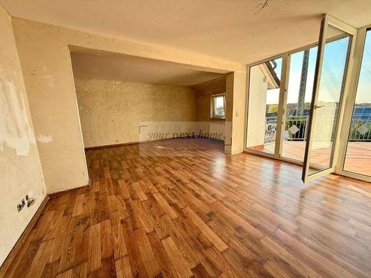 helles Wohn-Esszimmer mit Ausgang zum Balkon