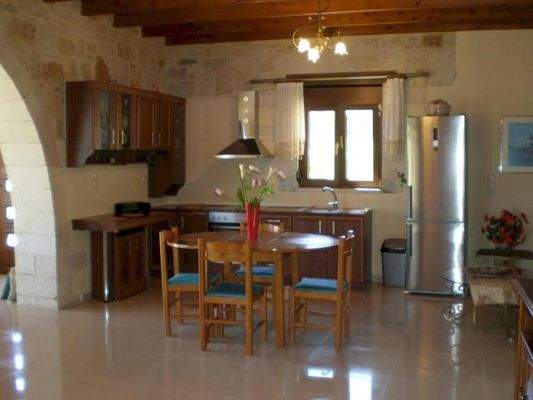 Steinhaus mit Blick auf das Meer und die Schlucht