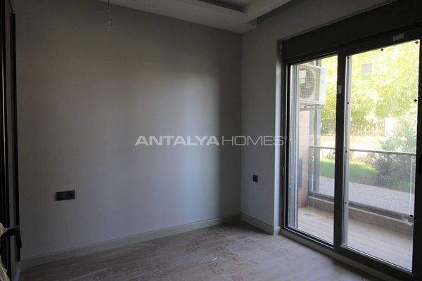 Flats in Project with Communal Pool in Antalya Altintas