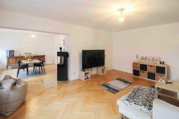 Wohnzimmer mit Kamin im OG