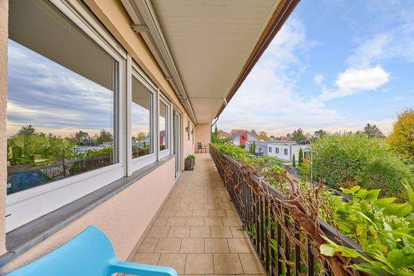 Traumhafter Balkon mit Blick in die Rheinebene