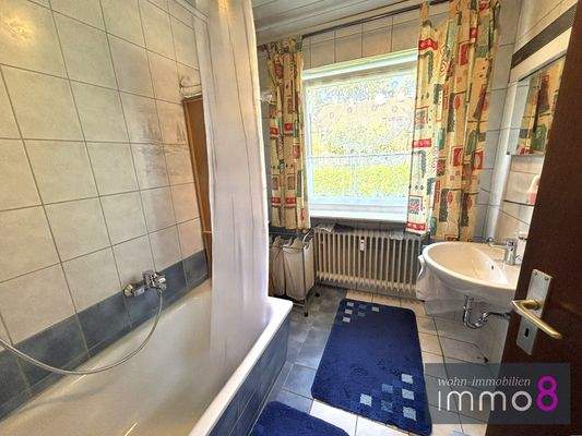 Helle Badezimmer mit Fenster