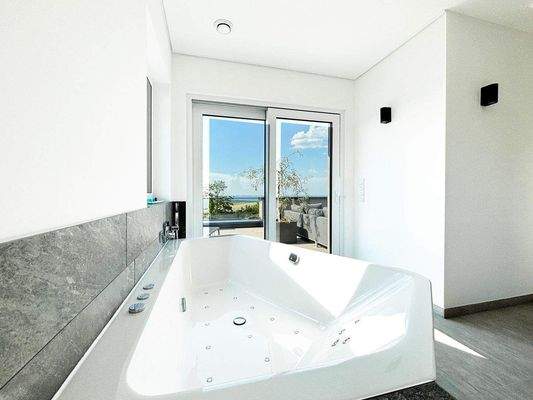Whirlpool Badewanne mit Blick nach Draußen