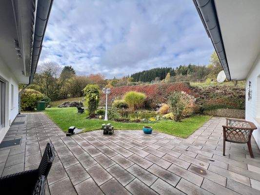 EG: große West-Terrasse ..