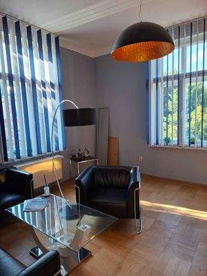 2. Zimmer - man beachte das Parkett.jpg