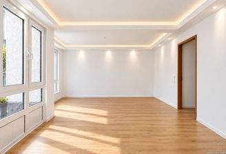 Leerer moderner Wohnraum mit Sonnenlicht