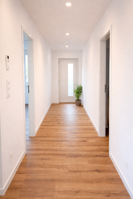 Heller Eingangsbereich mit Flur und Zugang zu Bad,