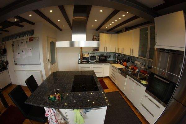 Kücheninsel mit Küchenzeile