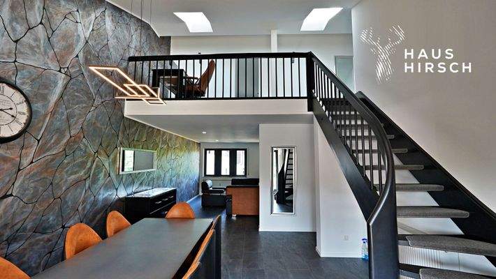 Offener Essbereich mit Blick auf die zweite Etage