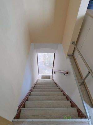 Blick auf die Treppe zum Eingang