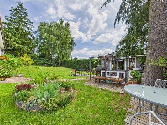 ... mit Grillhütte und...