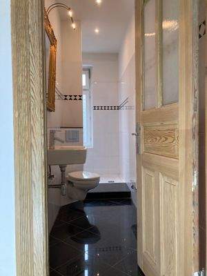 Blick in Bad und Dusche