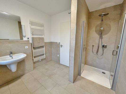 ... mit ebenerdiger Dusche