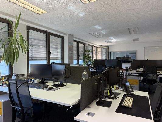 großzügige Büroräume.JPG