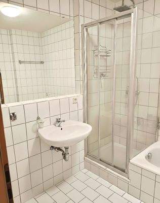 Badezimmer mit Dusche und Wanne