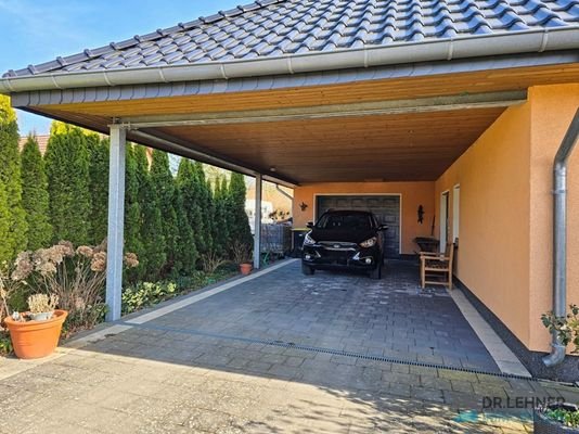 Seitlich Garage angebaut, zusätzliche Überdachung
