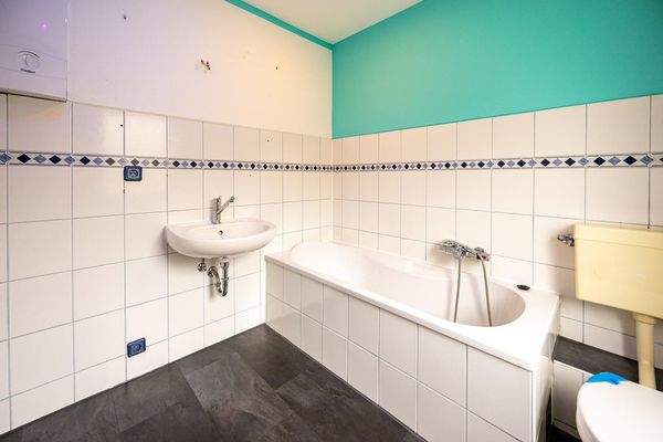 Albau, Maisonette hinten, OG: Tageslichtbad mit Badewanne