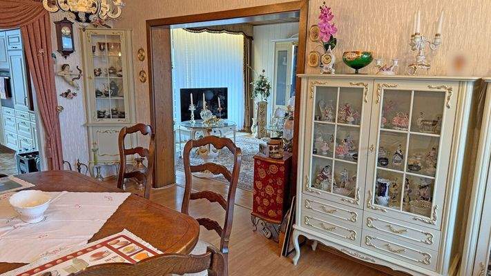 Essbereich mit Blick ins Wohnzimmer