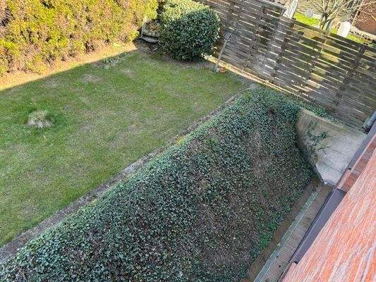 Blick in die Abböschung der KG-Wohnung