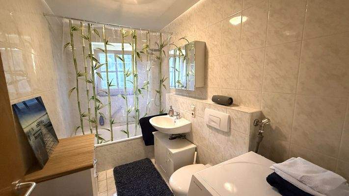 Tageslichtbad mit Badewanne